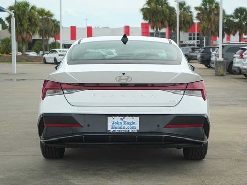 Used 2024 Hyundai Elantra Limited FWD image 5