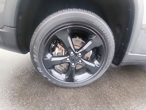 Used 2023 Jeep Grand Cherokee L Laredo image 10