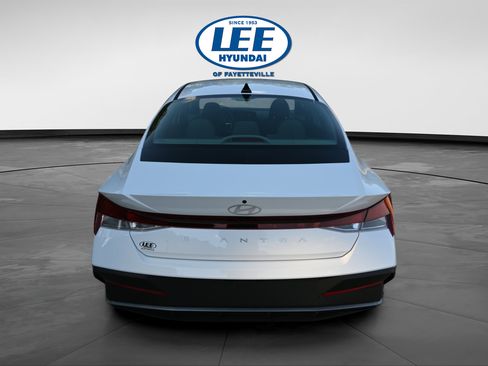 Certified 2025 Hyundai Elantra SE FWD image 4
