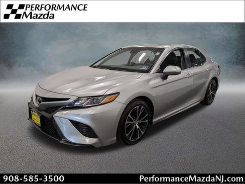 Used 2018 Toyota Camry SE FWD image 1