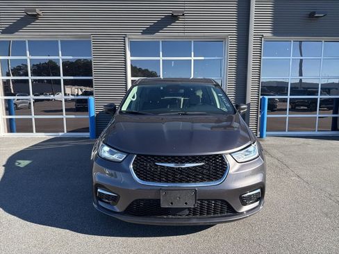 Used 2023 Chrysler Pacifica Touring-L image 5