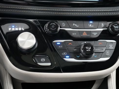Used 2023 Chrysler Pacifica Limited FWD image 19