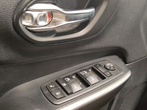 Used 2019 Jeep Cherokee Latitude Plus FWD image 27