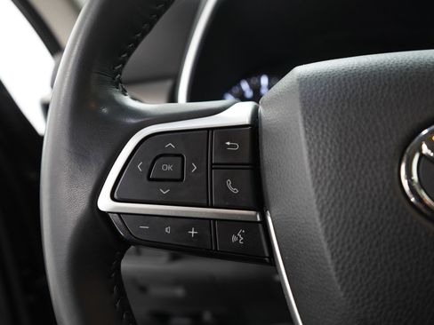 Used 2023 Toyota Highlander XLE image 30