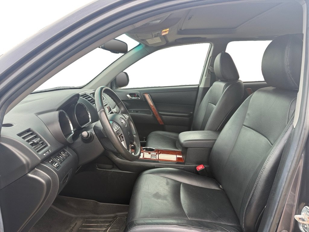 Used 2012 Toyota Highlander Limited w/ Tow Pkg AWD/4WD image 9