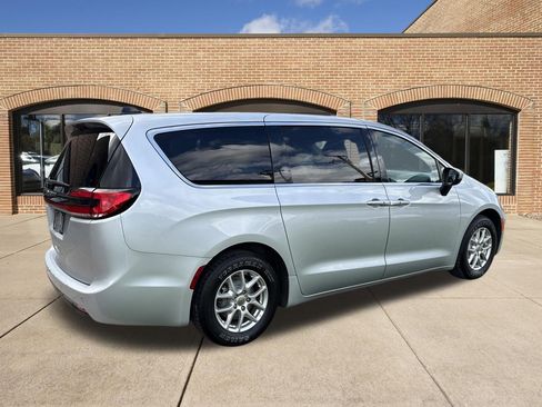 Used 2023 Chrysler Pacifica Touring-L FWD image 6