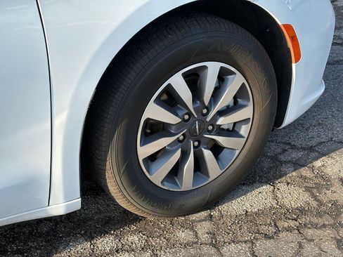 Used 2023 Chrysler Pacifica Touring-L image 9