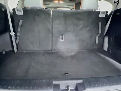 Used 2021 Toyota Highlander XLE FWD image 34