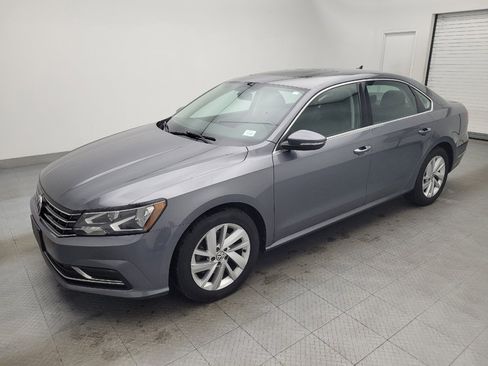 Used 2018 Volkswagen Passat 2.0T SE image 2
