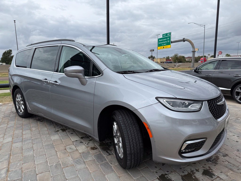 Used 2021 Chrysler Pacifica Touring FWD image 7
