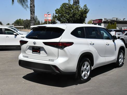 Used 2024 Toyota Highlander LE AWD/4WD image 8