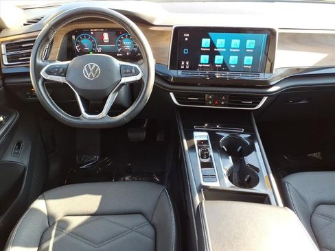 Used 2025 Volkswagen Atlas SE image 13