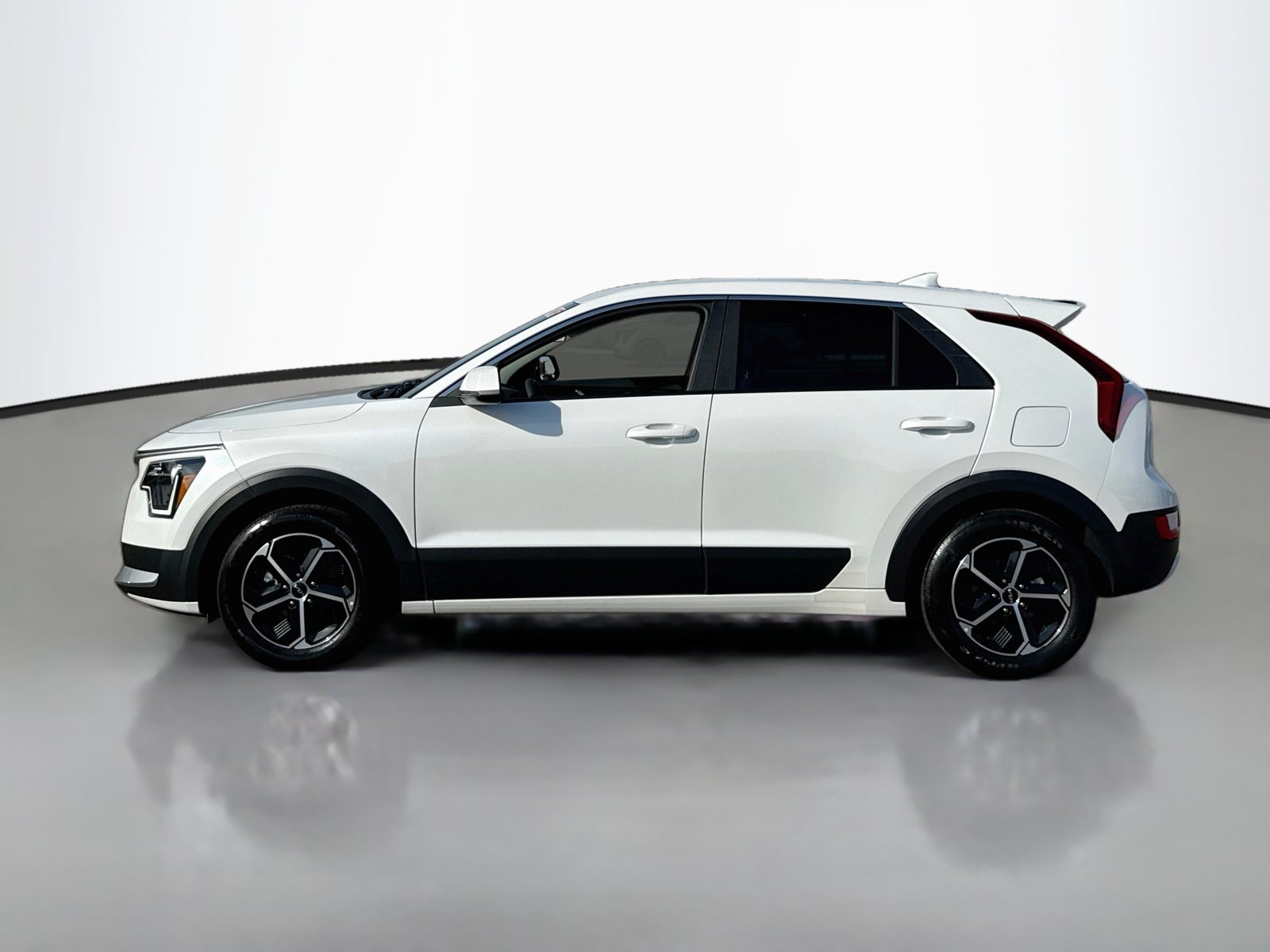 Used 2024 Kia Niro LX FWD image 4