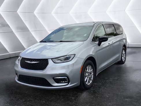 Used 2024 Chrysler Pacifica Touring-L FWD image 3