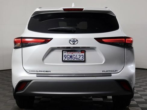 Used 2023 Toyota Highlander Platinum FWD image 5