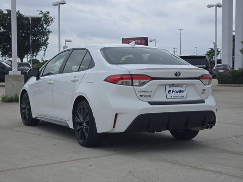 Certified 2025 Toyota Corolla SE w/ SE Premium Package FWD image 5