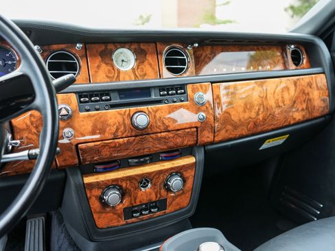 Used 2005 Rolls-Royce Phantom Sedan RWD image 17