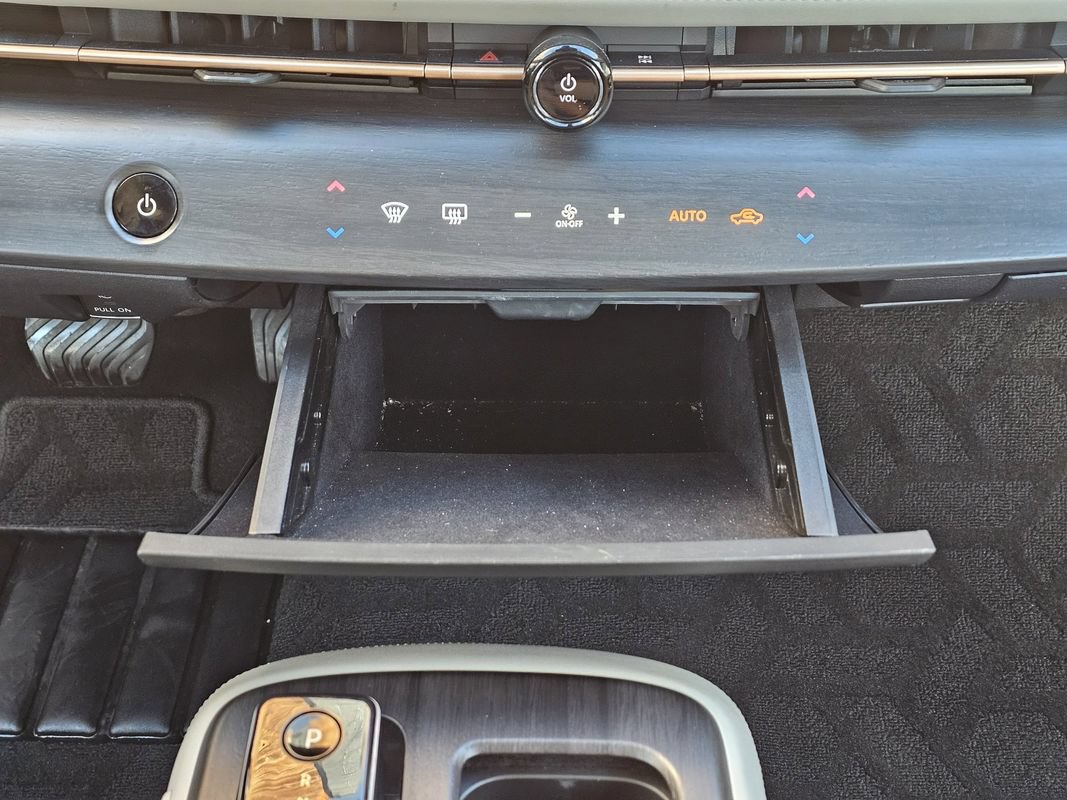 Used 2024 Nissan Ariya AWD image 31