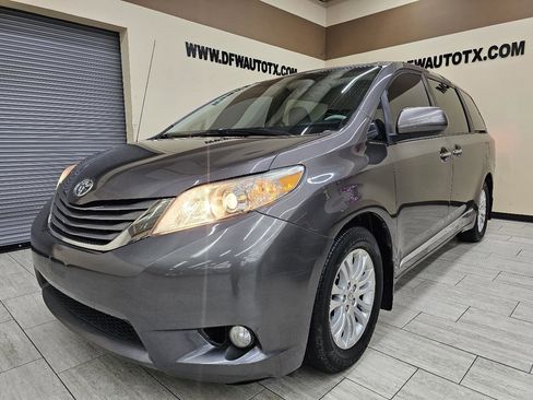Used 2013 Toyota Sienna XLE image 2