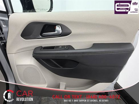 Used 2024 Chrysler Pacifica Touring-L FWD image 42