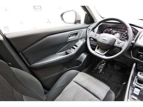 Used 2025 Nissan Rogue SV FWD image 6