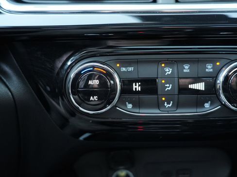 Used 2025 Chevrolet Trax RS w/ Sunroof Package image 36