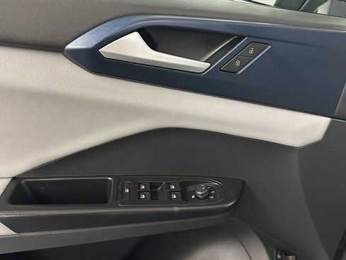 Used 2022 Volkswagen Taos SE w/ Panoramic Sunroof Package image 9