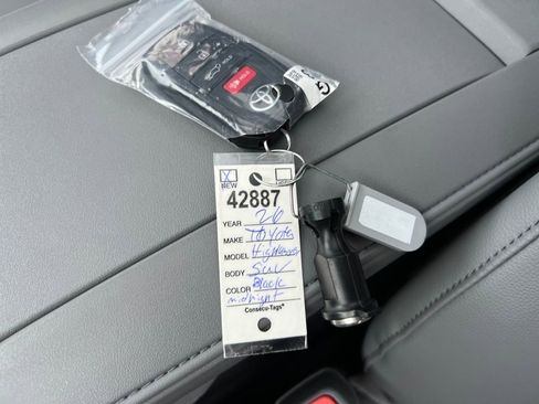 New 2026 Toyota Highlander Platinum image 30