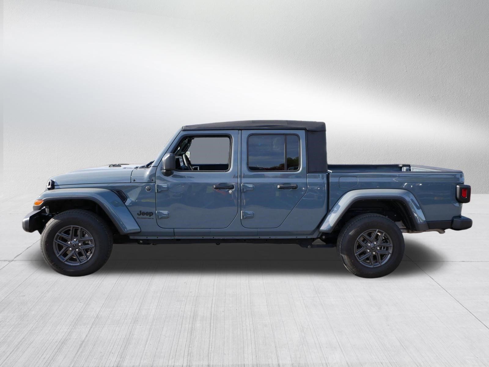 Used 2025 Jeep Gladiator Sport AWD/4WD image 4