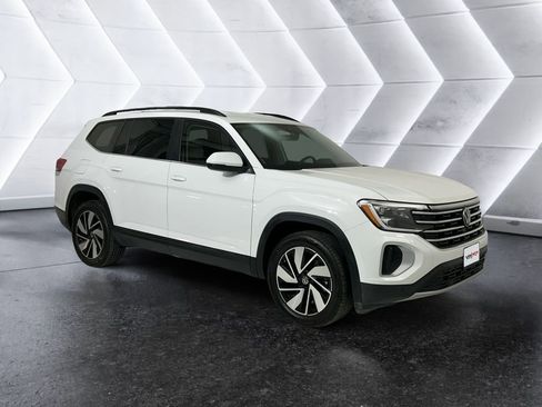 Used 2025 Volkswagen Atlas SE image 1