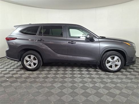 Used 2023 Toyota Highlander L image 11