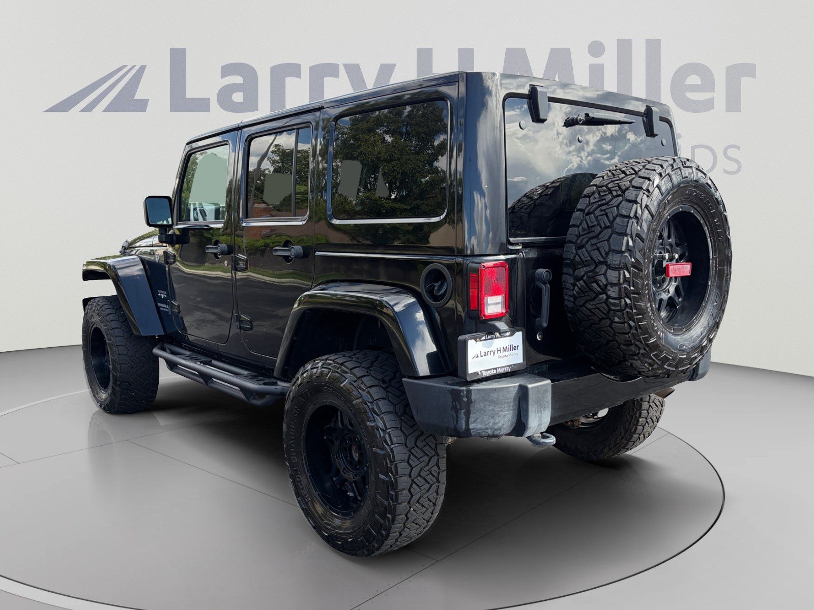 Used 2017 Jeep Wrangler Unlimited Sahara w/ Connectivity Group AWD/4WD image 3