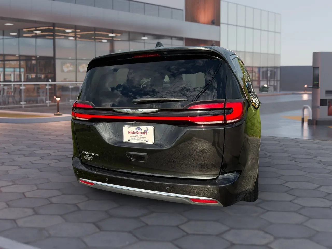 Used 2023 Chrysler Pacifica Touring-L FWD image 10