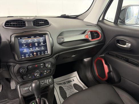 Used 2023 Jeep Renegade Trailhawk w/ Trailhawk Elite Group AWD/4WD image 4
