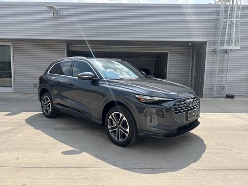 Certified 2025 Audi Q5 Premium w/ Convenience Package AWD/4WD image 3