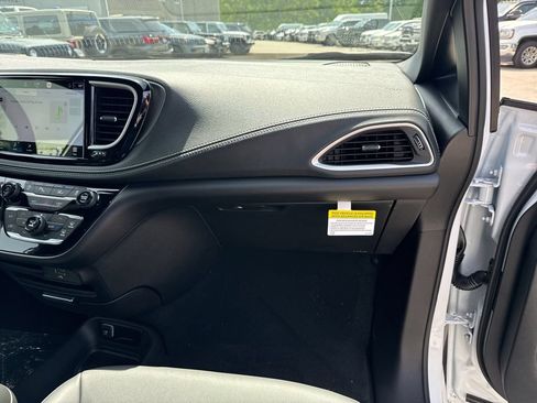 New 2027 Chrysler Pacifica Select FWD image 24