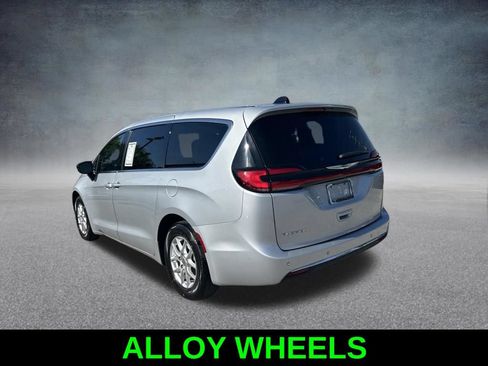 Used 2024 Chrysler Pacifica Touring-L FWD image 7