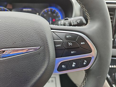 Used 2024 Chrysler Pacifica Touring-L FWD image 14