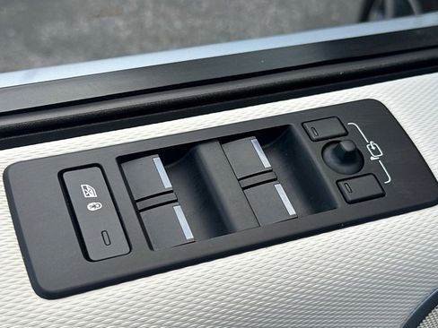 Used 2024 Land Rover Discovery Dynamic SE image 15