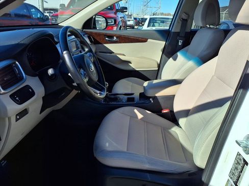 Used 2016 Kia Sorento LX w/ LX Convenience Package image 17