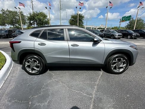 Used 2025 Chevrolet Trax LT w/ LT Convenience Package FWD image 4
