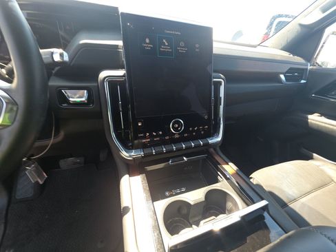 Used 2025 GMC Yukon Denali RWD image 10
