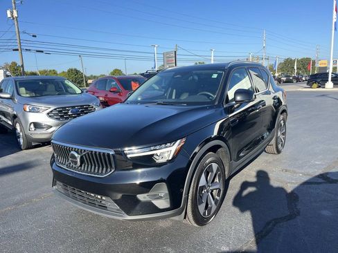 Used 2023 Volvo XC40 B4 Ultimate image 3