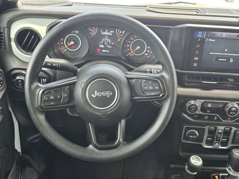 Used 2025 Jeep Gladiator Sport AWD/4WD image 16