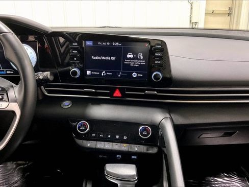 Used 2022 Hyundai Elantra SEL w/ Convenience Package FWD image 6