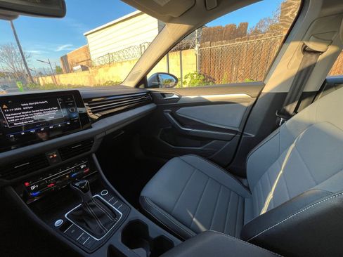 Used 2025 Volkswagen Jetta SE image 37