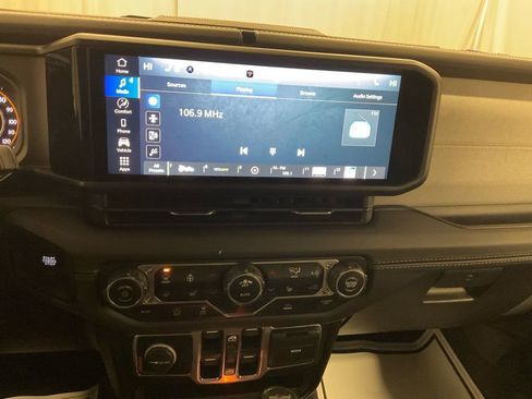 Used 2025 Jeep Wrangler Sahara image 18