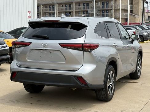 Used 2023 Toyota Highlander XLE FWD image 4