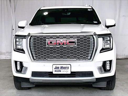 Used 2022 GMC Yukon Denali w/ Denali Premium Package image 3