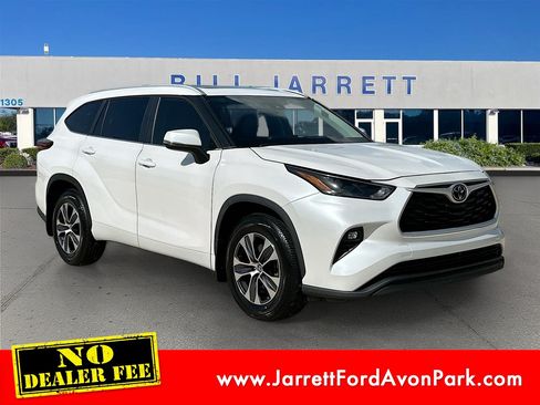 Used 2024 Toyota Highlander XLE FWD image 1